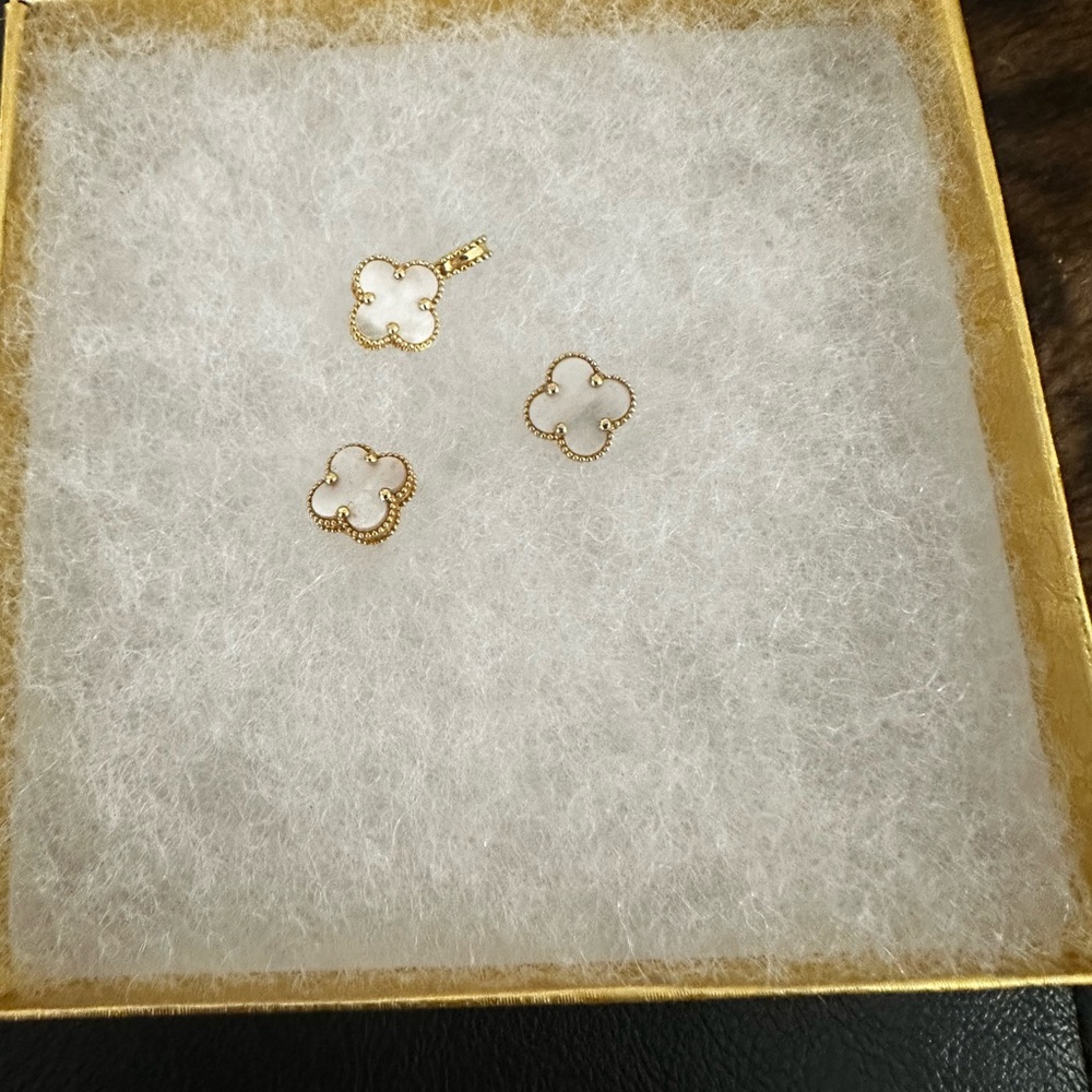 Elegant Gold and White Floral Jewelry Set
